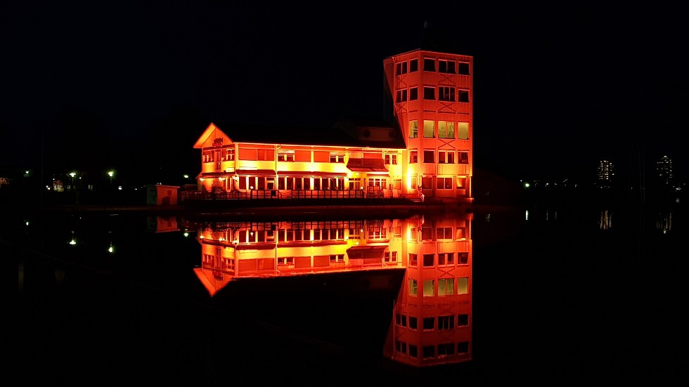 Den 25 november 2017 färgades Vattensportens hus orange i samband med kampanjen "Nej till våld mot kvinnor." Micke Friberg den dåvarande hamnchefen, som också är ljussättare, stod för ljussättningen.