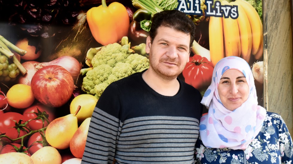 Mohammed Alsaleh och Seham Khatab vill inget hellre än att integreras i det svenska samhället. Seham arbetar som lärare på Nyhemsskolan och maken Mohammed har efter fem år utan arbete startat eget företag och öppnat egen butik.