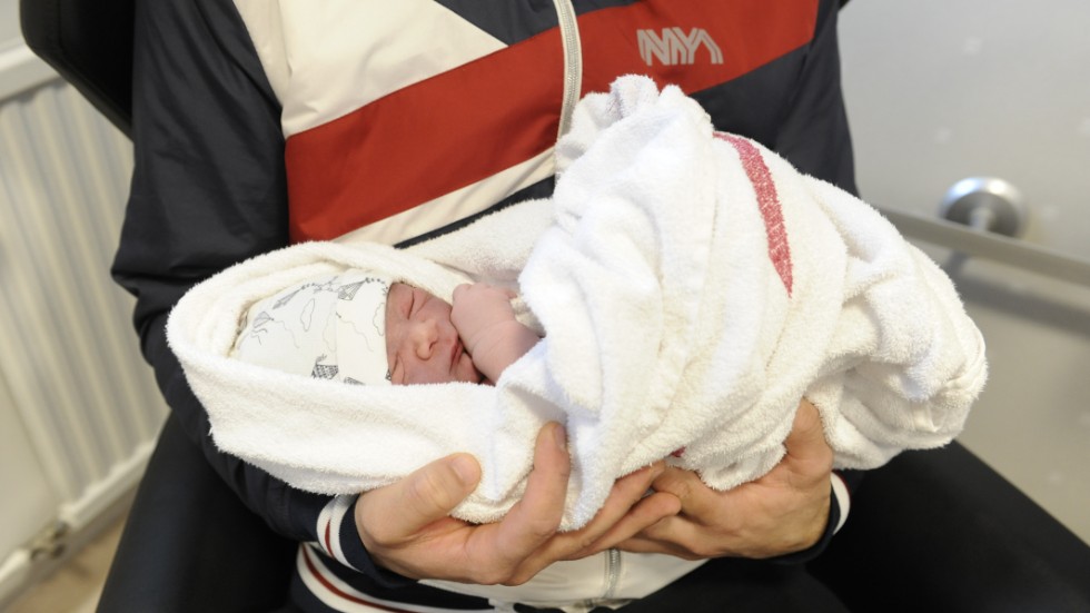 Länets första bebis föddes i bilen på väg till Västerviks sjukhus.