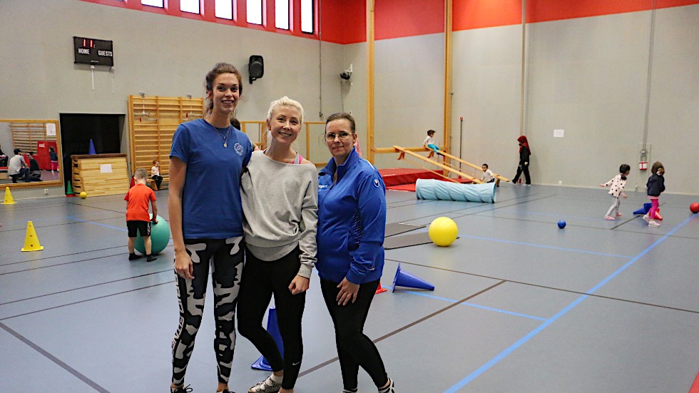 Rebecca Ovedal, Wendela Winglycke och Katrin Dzanovic håller i trådarna för Hultsfreds Gymnastikklubb som har öppet hus i hallen.