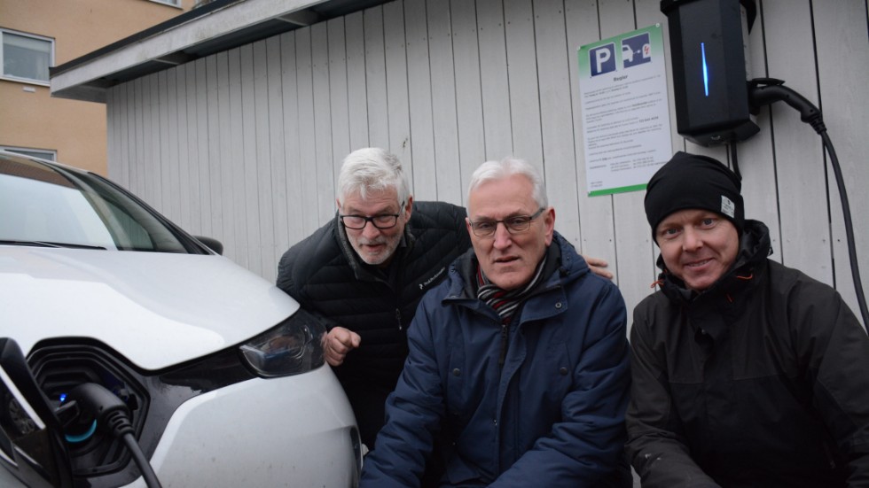 Bara att ladda elbilen för de boende. Gänget som jobbat med projektet är Mats Bo Johansson, Jan-Erik Svensson och vaktmästare Christian Simonsson.