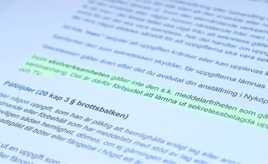 Avtalet säger uttryckligen att meddelarfriheten inte gäller inom skolverksamheten. Avtalet tros ha skrivits under av tusentals anställda i Nyköpings kommun. 