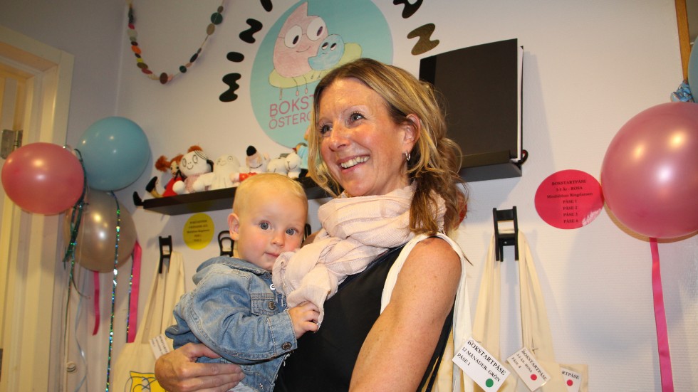 Sara Ponns dotter Amanda är 11,5 månader och har redan börjat bläddra i böcker. "Den här satsningen är jättebra" tycker hon.