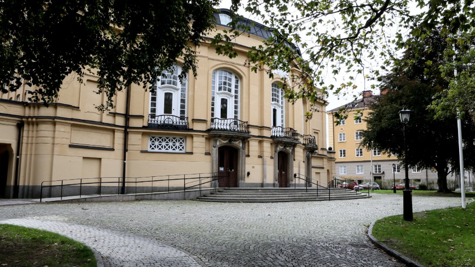 Flera kända författare gästar Bokens dag på Stora teatern i Linköping. 