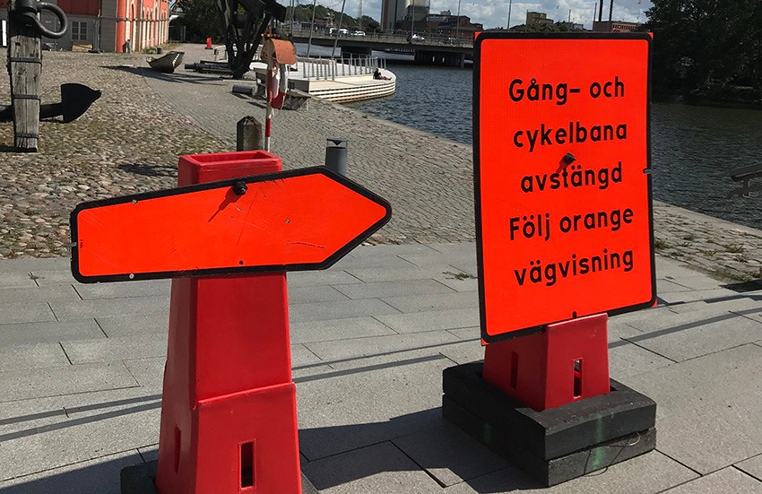 Gående och cyklister - de orangea skyltarna gäller även er!

