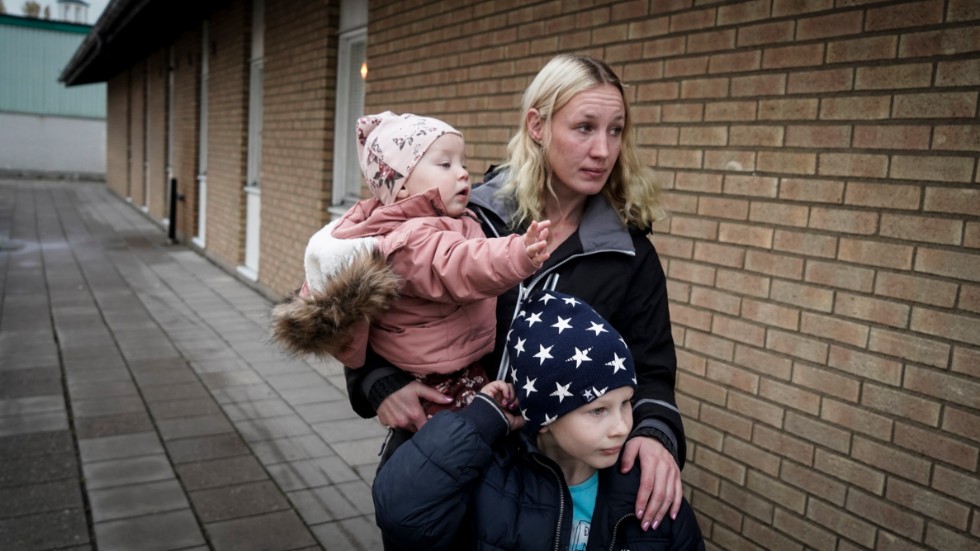 Sandra Eriksson och hennes två barn drabbas när Östhammars kommun lägger ner barnomsorgen under obekväm tid.