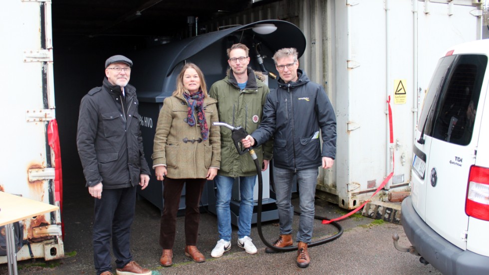 Göran Lundström, Ylva Ek, Dennis Allvin och Henrik Fridholm samlades för invigningen av Boxholms egna HVO-tank.