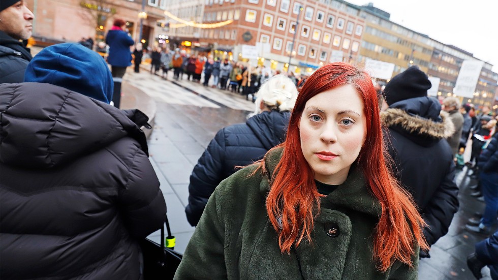Vänsterpartiets Nathalie Söderberg uppskattade att så många trotsade duggregnet för torsdagens torgprotest.