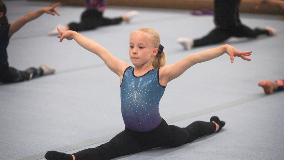 Nioåriga Juline Larsson ser fram emot att få tävla på hemmaplan i Vilstahallen.