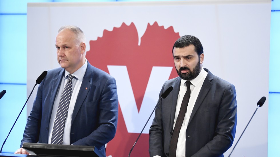 Vänsterledaren Jonas Sjöstedt och riksdagsledamoten Ali Esbati på pressträffen där de meddelade sina planer på ett misstroende mot arbetsmarknadsminister Eva Nordmark (S).