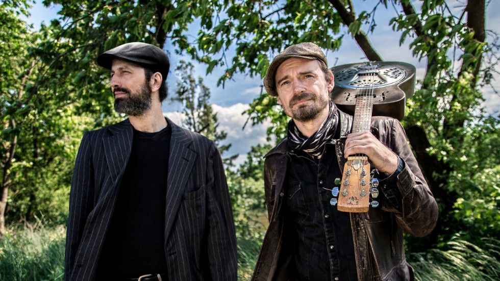 Munspelaren Holger Daub och gitarristen och sångaren Tim Lothar besöker Motala den 26 oktober. Med sig har de tubaspelaren János Mazura.