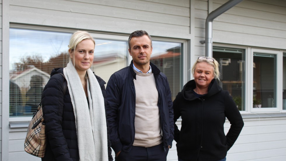 Nya grepp ska ge fler LSS-boenden. Kommunalrådet Annika Krutzén (M), Irmin Oglecevac, lokalsamordnare på social- och omsorgsförvaltningen tittar på Lövsångarevägens boende i Linghem, tillsammans med verksamhetschefen Helena Håkansson.