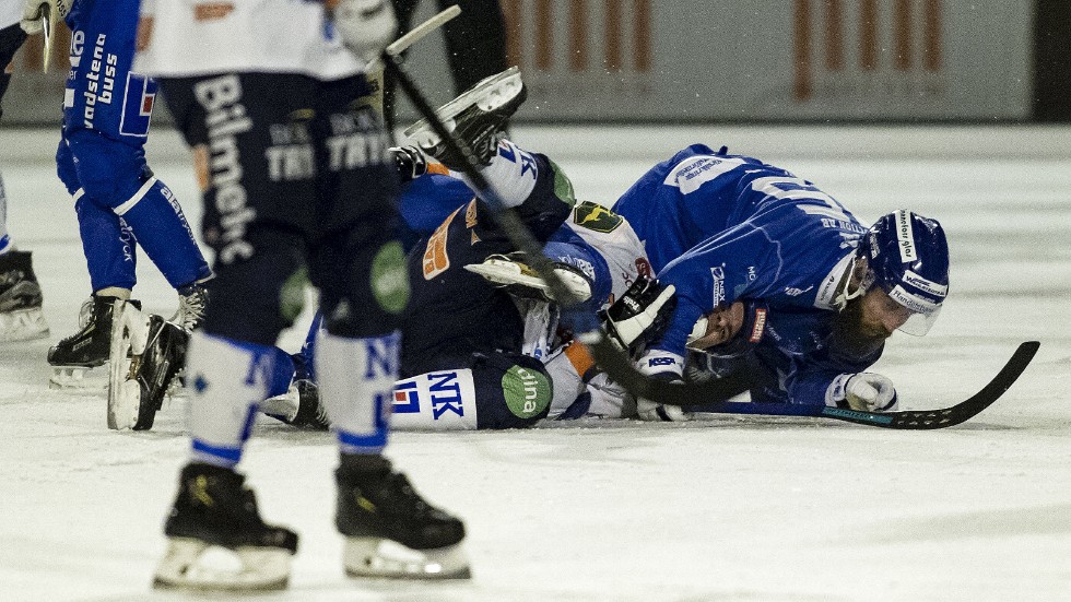 Ibland föll spelarna som käglor över varandra i denna isens kamp. Här IFK Motalas Jonas Enander i strid med bortaspelare. Enanders kvittering gav IFK poängen.