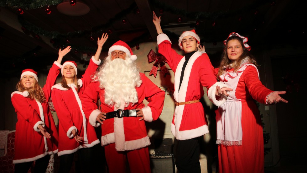 Clara Fyrberg, Wilma Casimir, Peter Mattsson, Adnan Music och Hanna Svederg i "En magisk jul".
