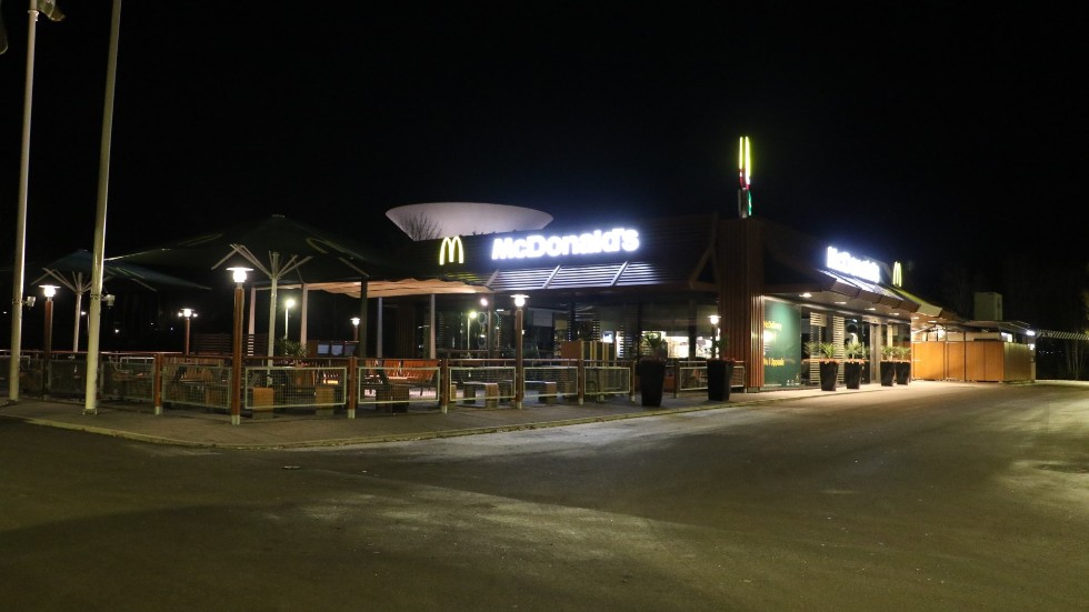 Strax innan stängningdags slog rånarna till mot McDonalds i Fyrislund.