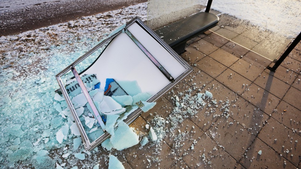 Flera skolor i Eskilstuna fick glasrutor krossade i helgen. Också en busskur krossades (Den här bilden är dock tagen vid ett annat tillfälle)