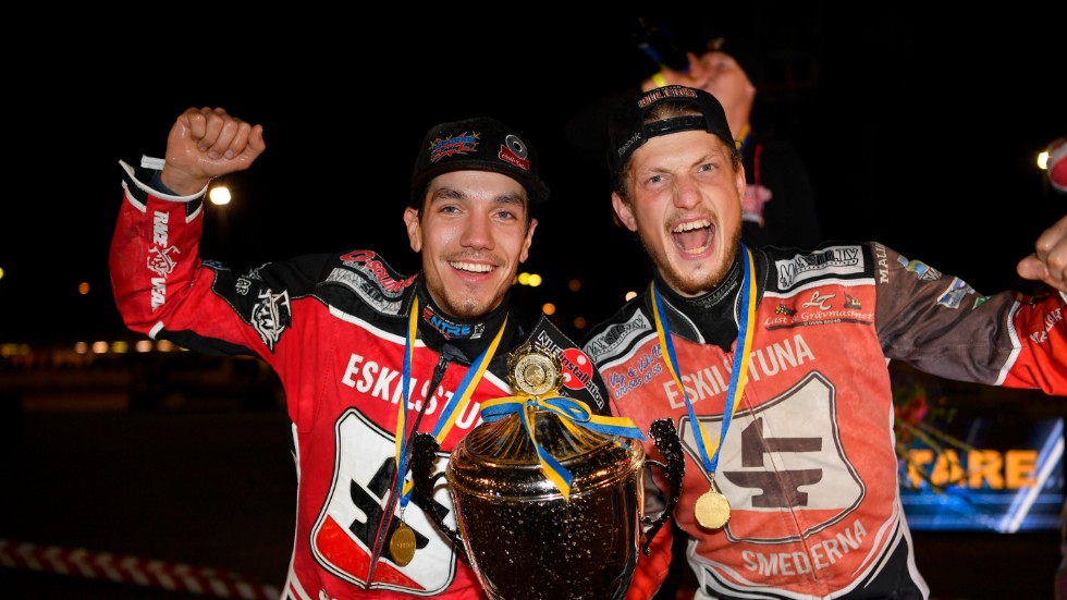 Två svenska förare i form av Pontus Aspgren och Linus Eklöf firar Smedernas skrällguld i Vetlanda 2017.