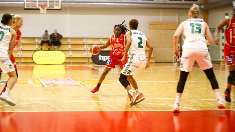 Malica Monk (i mitten) gjorde sin debut för Uppsala och skrapade ihop 10 poäng till sitt lag. 