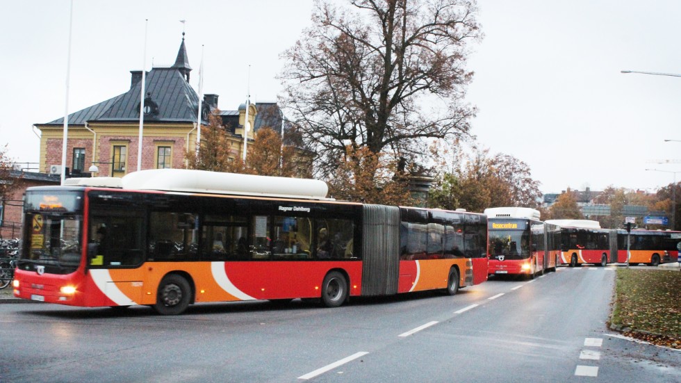 Klockan 8 en vardagsmorgon. Busskön ringlar lång på Järnvägsgatan och Järnvägsavenyn.