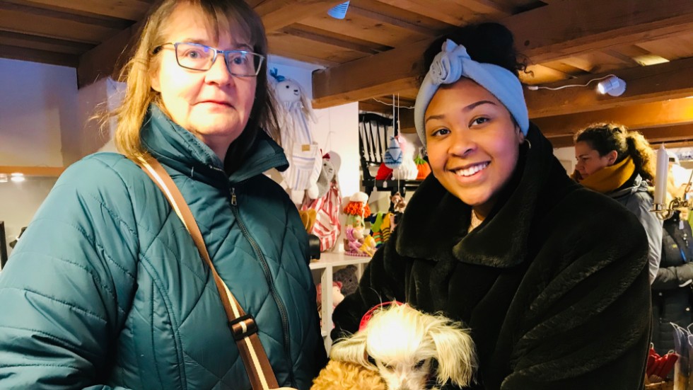 Kerstin Väst och dottern Sanna kom till julmarknaden med varsin hund, Klara och Doris.