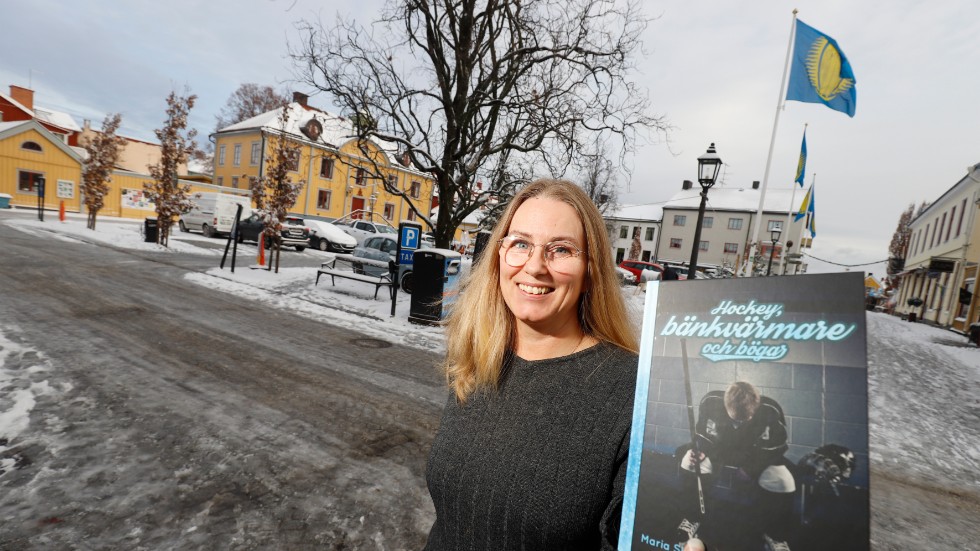 Bokhandlaren Eva Karlsson är glad över att ha författaren Maria Skotte Pekkari på plats för att signera sin nya bok på söndag.