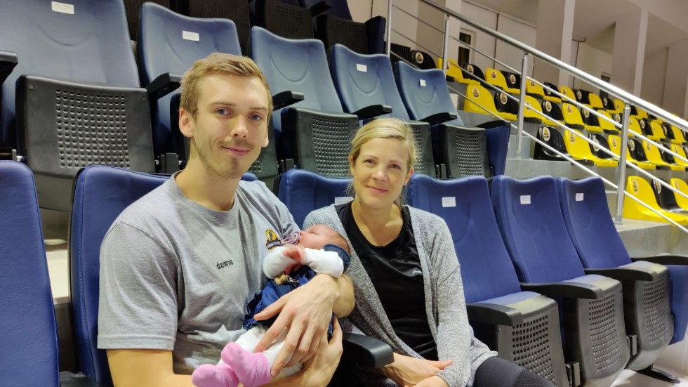 Efter 19 timmars flygresa hann Fredric Gustavsson precis fram i tid för att vara med när sambon Laura Tuomi födde parets dotter.