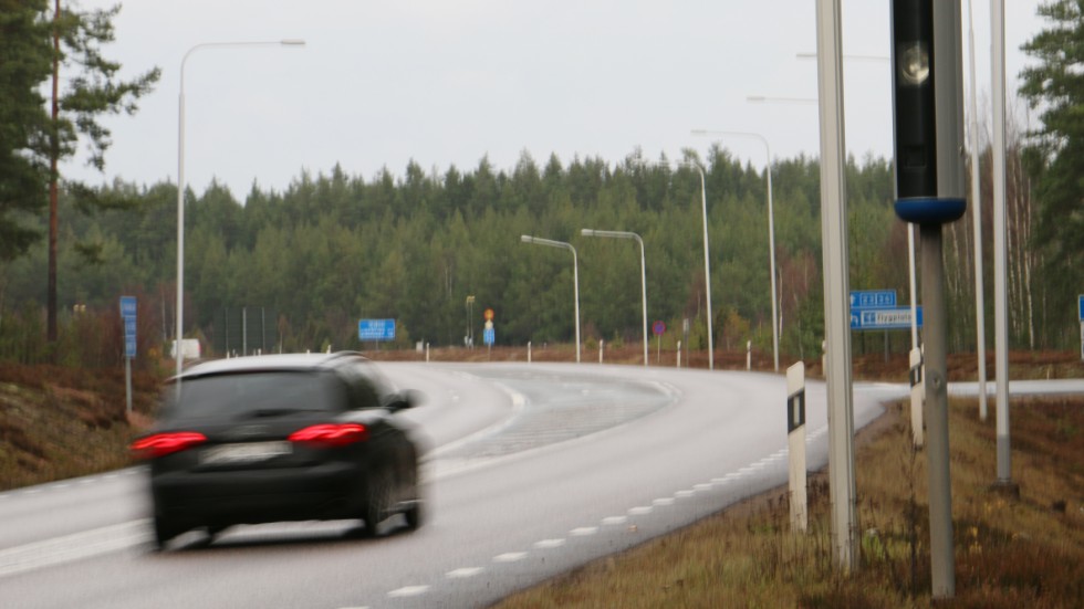 Ingen blixt... Bilisterna sköter sig bra, tycker Anders Drugge vid polisens ATK-center i Kiruna. Efter sänkningen av fartgränserna har det rent av blivit färre ärenden.