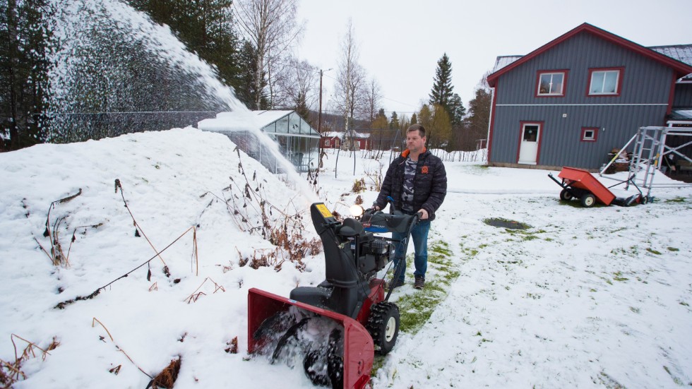 Telefonen gick genom snöslungan och landade sedan i snöhögen fem–sex meter bort. 