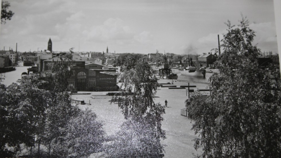 Norrköpings hamn för mång år sedan, med en lastbåt på väg ut mot Bråviken.