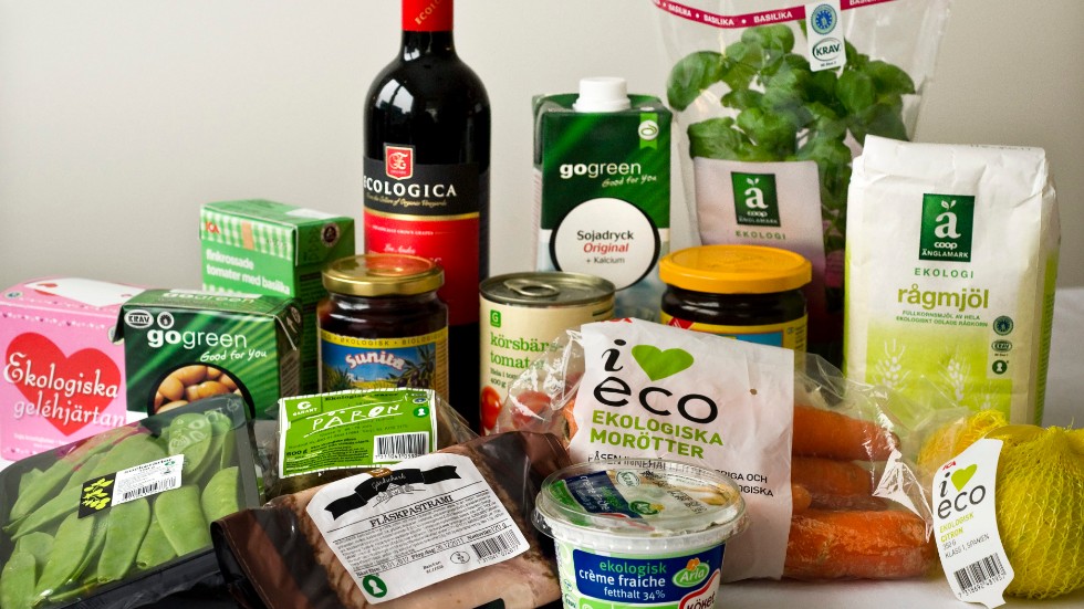 Kostnaden för att köpa in ekologiska livsmedel är i genomsnitt högre än för konventionella produkter.