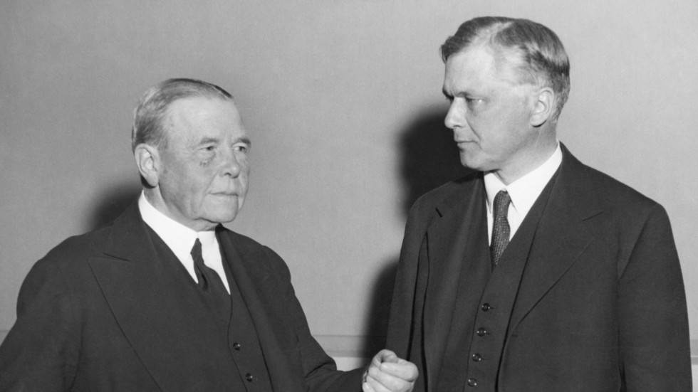 Redan då en blandning av liberala och konservativa idéer. Arvid Lindman lämnar över ordförandeskapet för Högern till Gösta Bagge 1935.