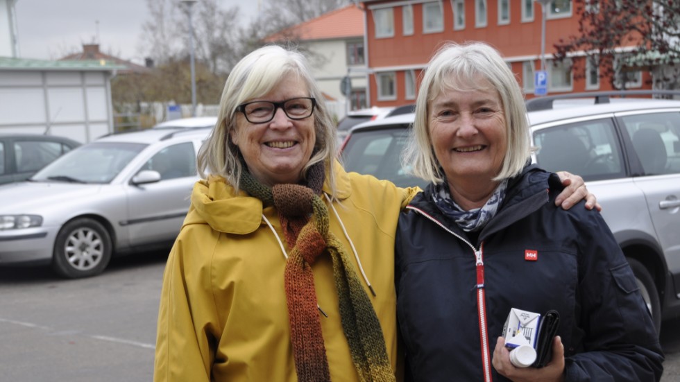 
Fr v Elisabet Sverdrup och Cajsa Strand är kluvna inför kommunens val att använda miljömärkt el.
- Det låter märkligt för oss som bor i en kärnkraftskommun, säger Cajsa Strand. 
