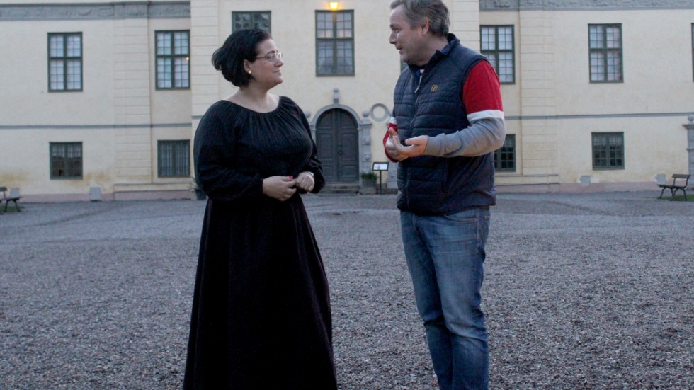 Guiden Sara Perlman tog med NT:s Mats Willner på en dryg timmes lång promenad på Löfstad Slott, men de hann med 400 år genom historien med ett rysligt stopp i gästrum nummer 13.