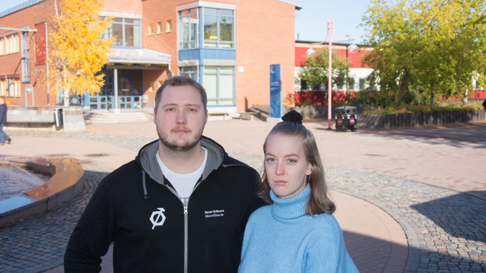"Vi vill ha fler studieplatser" säger Oscar Eriksson, ordförande Teknologkåren. Amanda Halvarsson är ordförande för Luleå studentkår. Bakom dem syns D-huset som ska evakueras.