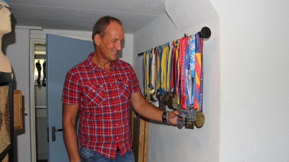 Nere i källaren hänger Ola Sundhs medaljer. Sex av dem är från Ironman, ett triathlon där man ska simma, cykla och springa i ett sträck i sammanlagt knappt 23 mil på totalt max 16 timmar.
