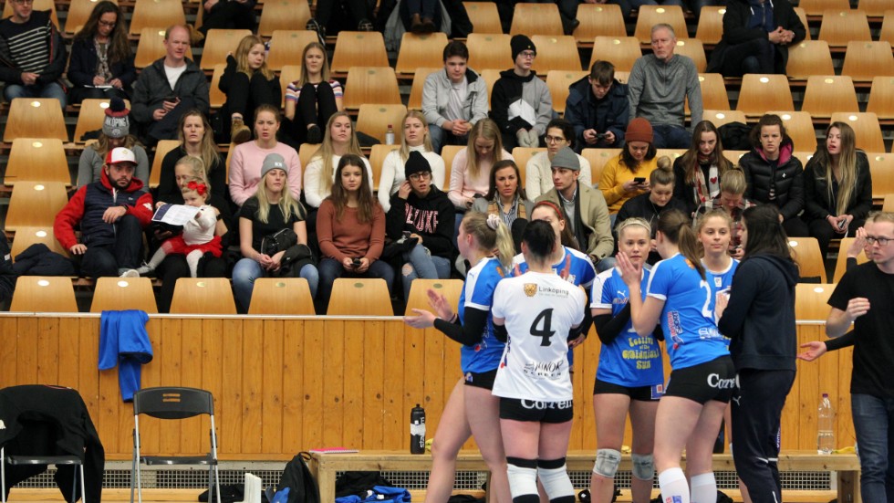 Två centrar i LVC, Therese Eriksson och Rebecka Thore, lägger av med volleybollen.