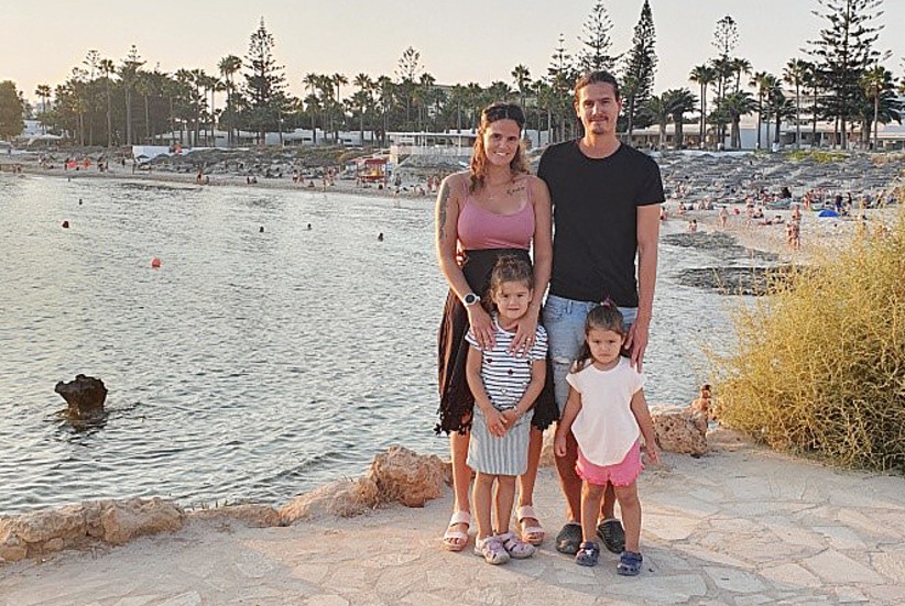 Familjen Lindström från Hultsfred, mamma Jaqueline, pappa Robin, och döttrarna Jasmine och Joline sitter fast på Cypern efter resebolagets konkurs.
