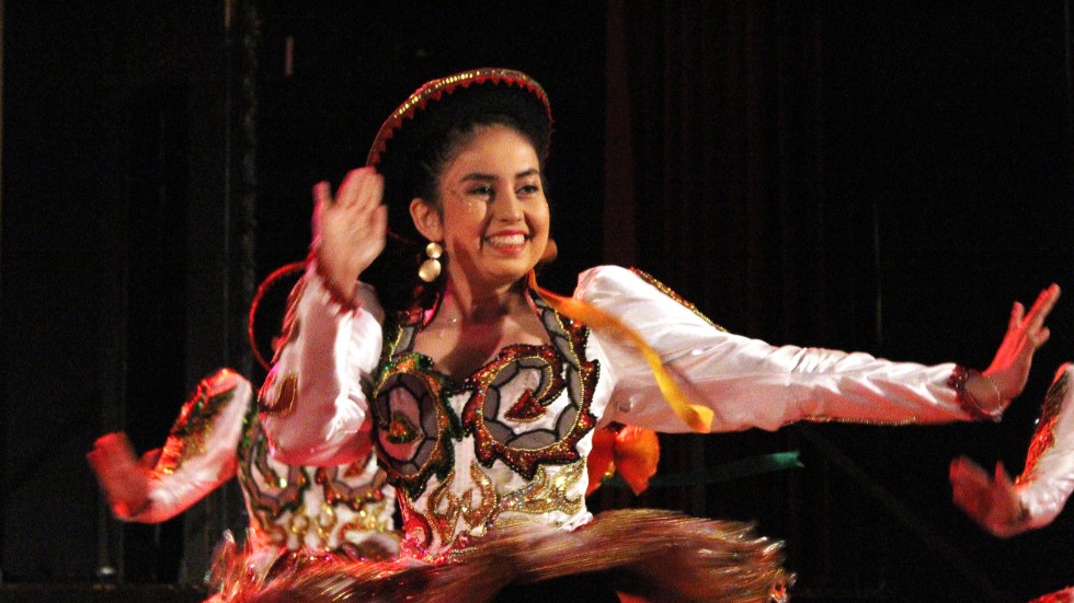 Centro Cultural Bolivia visade folkdansen caporales.