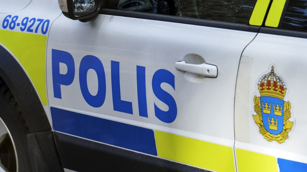 En bilist körde in i en lykstolpe och två parkerade bilar på Läkargatan i Eskilstuna under söndagsmorgonen.