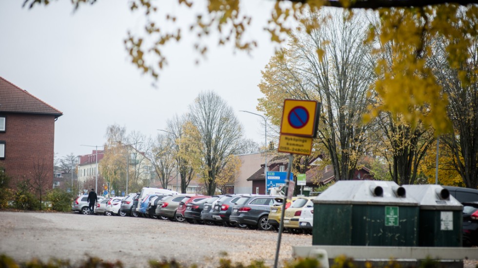 Grusparkeringen som ligger vid Repslagaregatan är populär och många väljer att parkera sina bilar där under vardagar.