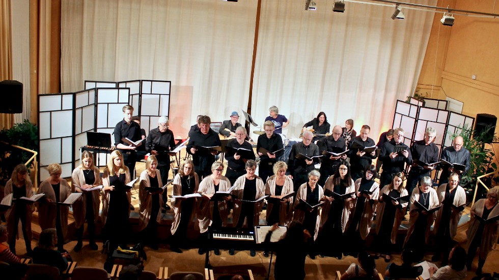 Katrineholms kammarkör och värdsmusikbandet Mischmasch bjöd på konserten "Bridge of songs" i musikens hus på onsdagskvällen. 