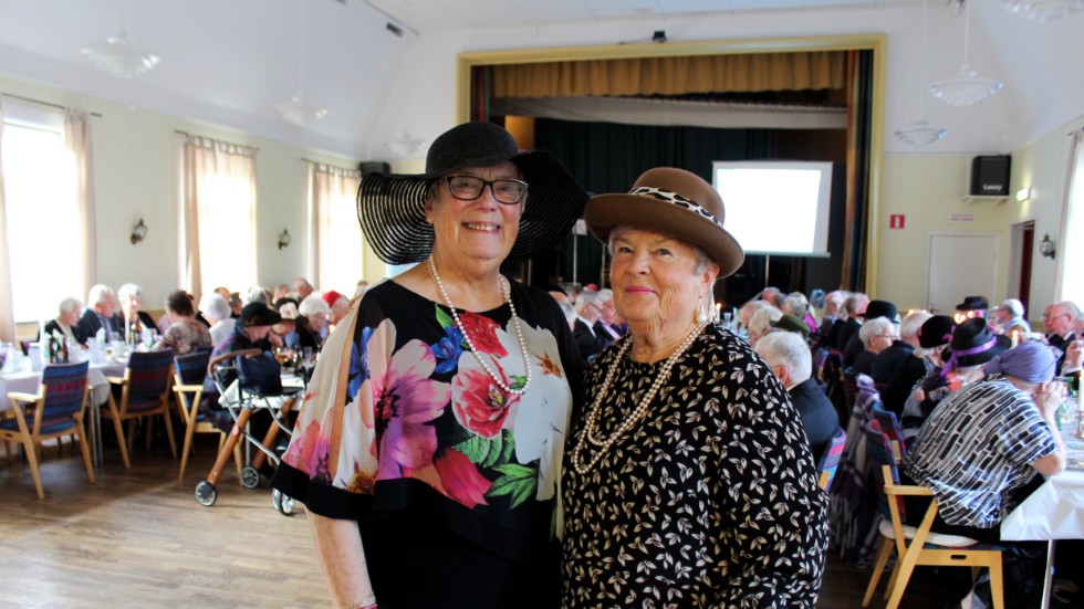 SPF Seniorernas 80-årsjubileum firades med tidstypiska kläder, förplägnad och underhållning i Edsbruk på onsdagskvällen.
I förgrunden Gerd Brodin och Marianne Sallerbäck, ordförande respektive kassör i SPF Seniorerna Tjustbygden. 