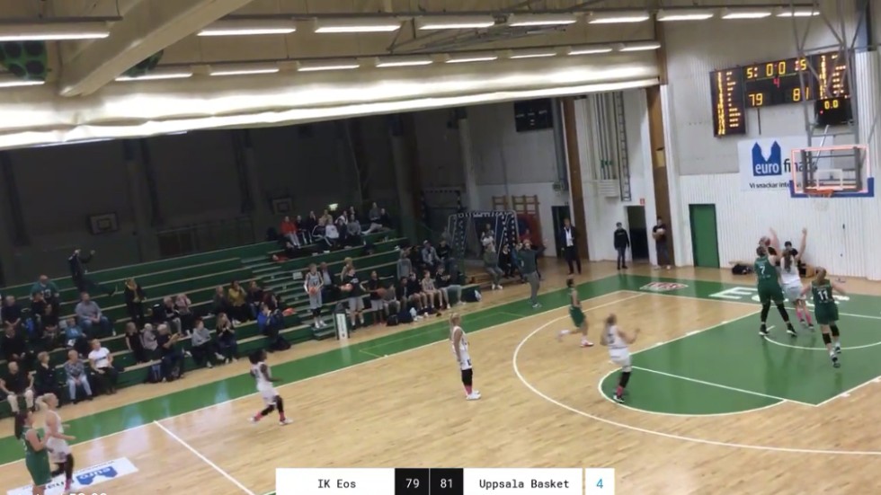 Slutsekunderna av matchen mellan Eos och Uppsala Basket blev dramatiska.
