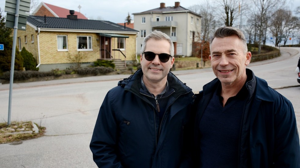 Johan Oléhn, Vimarhems VD (till höger) är glad över beskedet att det nu fallit dom gällande detaljplanen av Uven. Till vänster syns Magnus Danlid (C), ordförande för Vimarhem. 