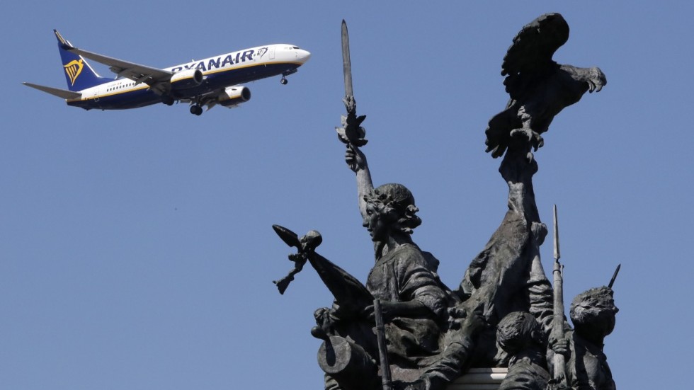 Ett Ryanairplan på väg in för landning i Lissabon – innan coronaviruset slog till. Arkivbild.