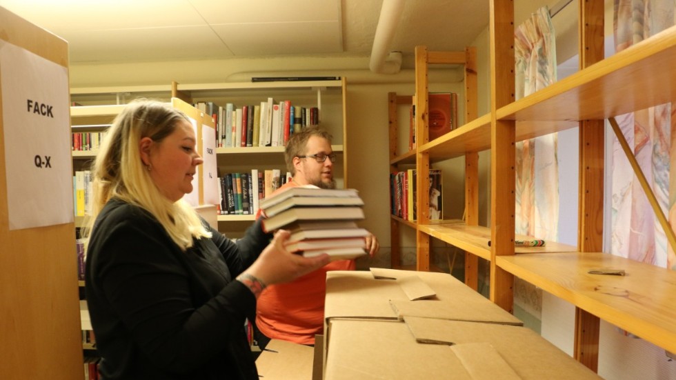 Det är massor av böcker som ska packas. Sandra Lönn och Hampus Eriksson räknar med att det blir ett par tusen flyttkatronger totalt.