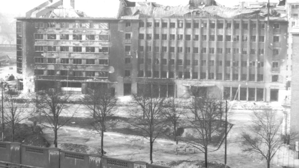 Det utbrända kvarteret med Shellhuset i centrala Köpenhamn efter bombningarna den 21 mars 1945. Längs den nedre bildkanten går järnvägen, bort mot Hovedbanegården några kvarter söderut.