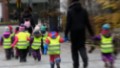 Förskolebarn passerar Eskilstunavägen