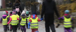 Förskolebarn passerar Eskilstunavägen