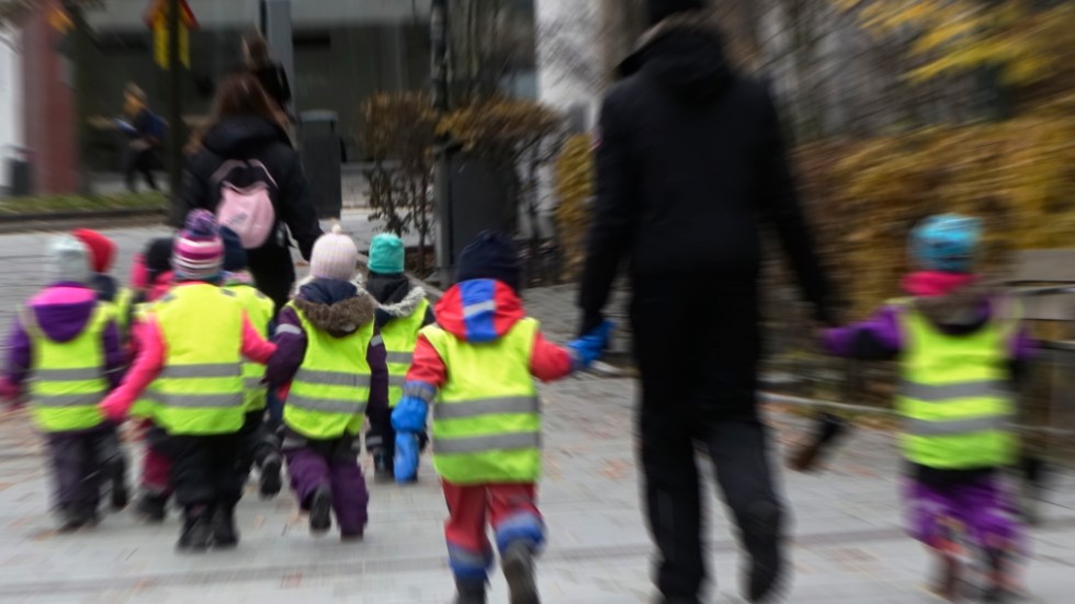 Förskolebarn på promenad över en bilväg har fått insändarskribenten att reagera. Bilden är tagen vid ett annat tillfälle.